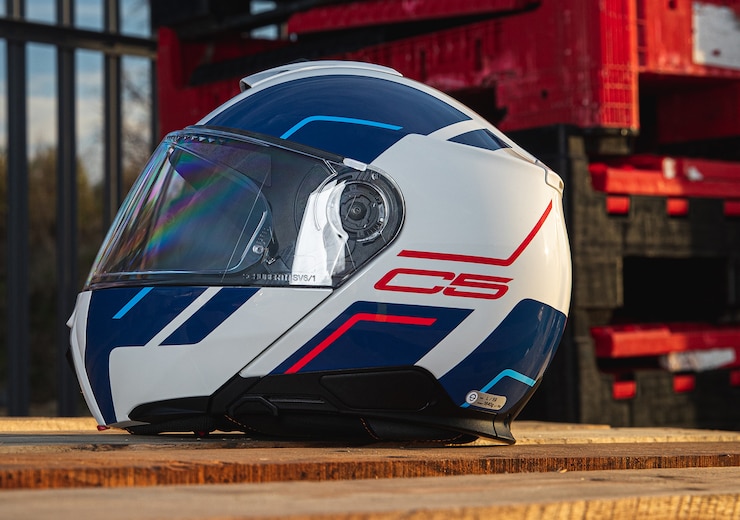 Five of the best helmets that meet the new ECE 22.06 safety standard featured image